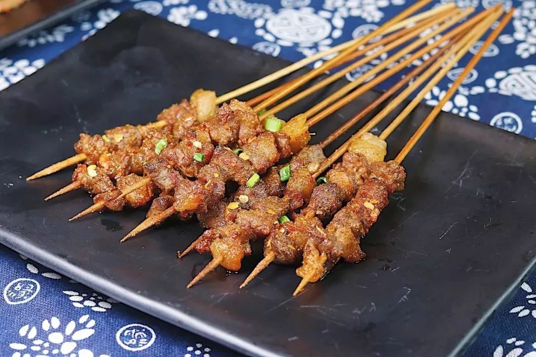 牛腩肥瘦均匀,被烤得滋滋作响,吃起来不油不涩,外酥里嫩!