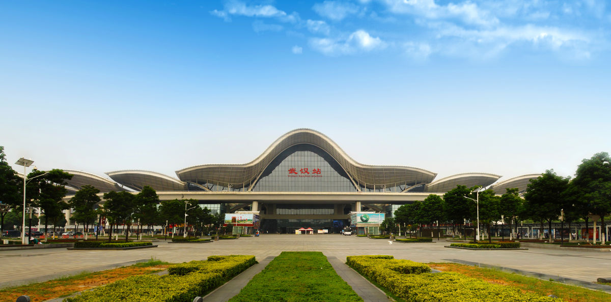 武汉因此也是的著名的旅游城市,武汉境内的黄鹤楼,东湖,楚河汉街