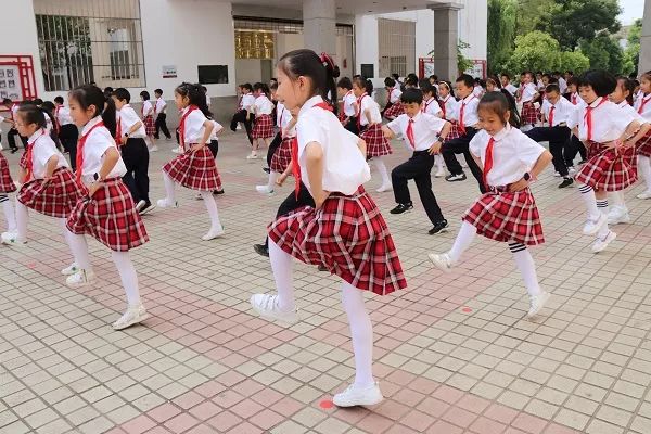 陆良文化小学自编韵律操舞动大课间