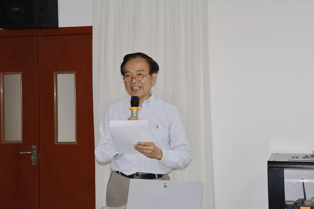 参赛教师结束授课后,由郑州大学医学院教学督导组组长盛光耀教