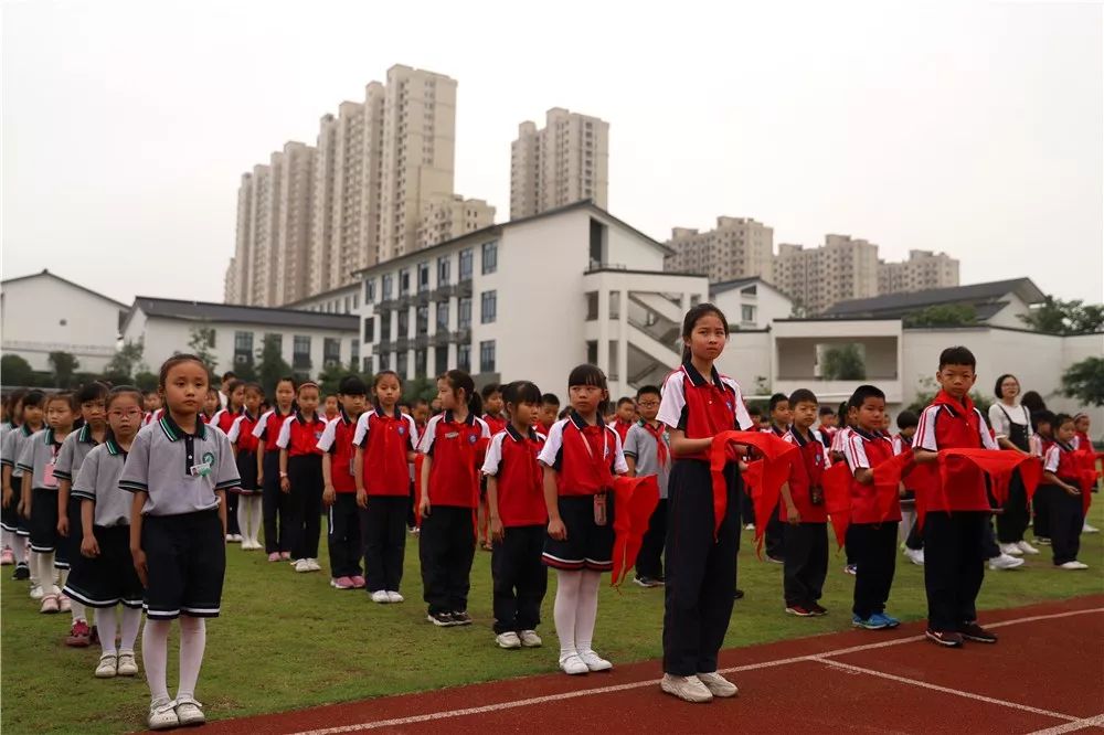 星火相传初心不改记丽水市秀山小学新队员入队