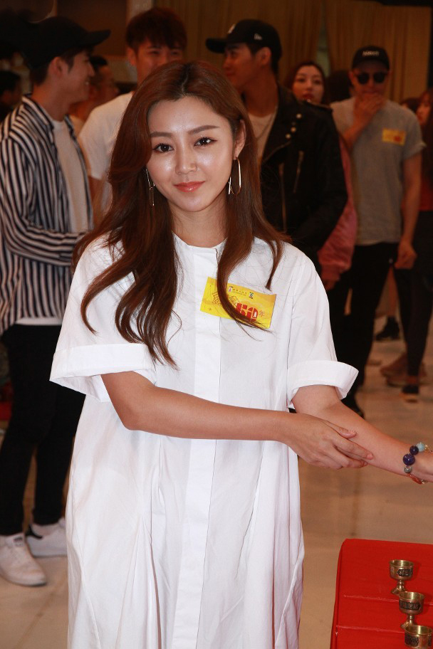 卫诗雅与羊一起玩,搞到脚跟含脓:自言怕被截肢