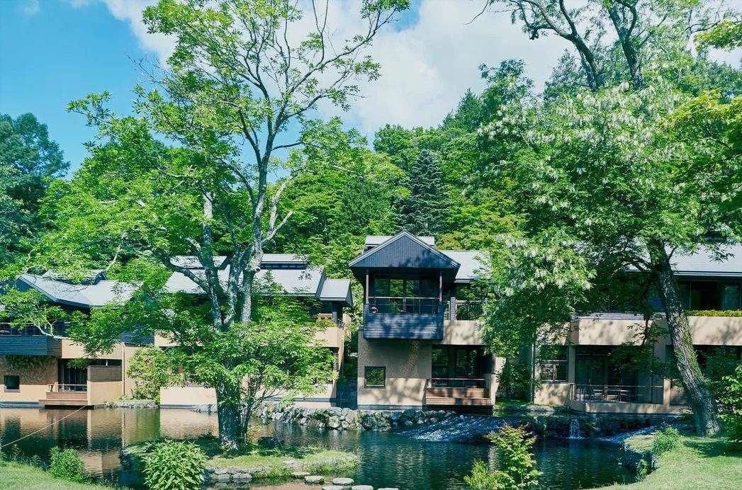 虹夕诺雅 轻井泽整个酒店共48幢别墅如同村落般排列,客房为全木造的