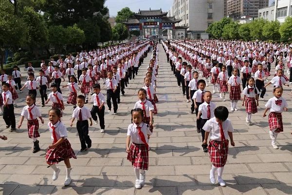 陆良文化小学自编韵律操舞动大课间