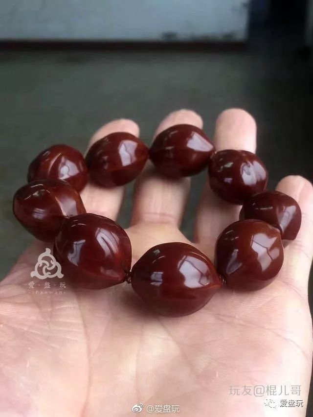 橄榄核的包浆,美到有毒,让人看一眼,就念念不忘.
