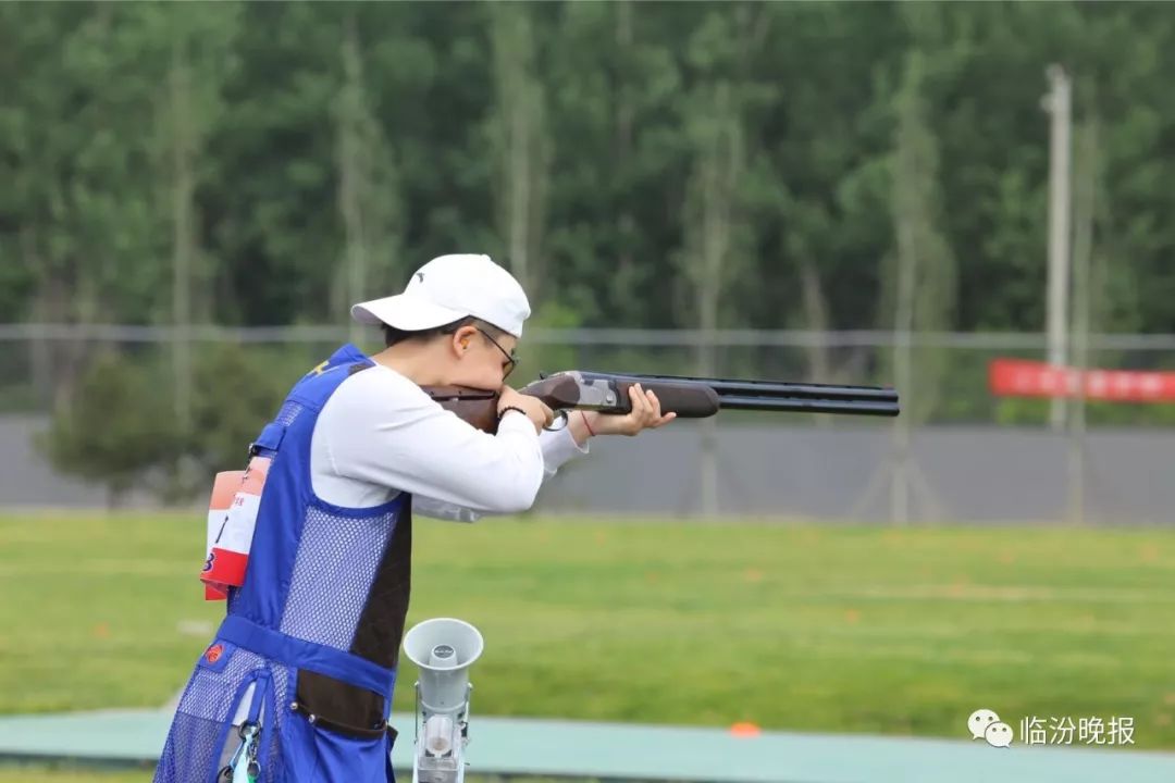 砰砰砰视频高清大图看二青会靶场上运动员精准射飞碟