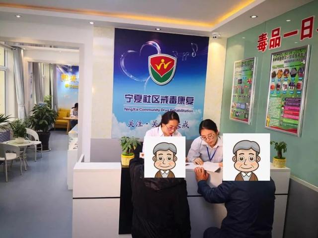 禁毒专干身着统一的白衬衫,胸挂统一的"禁毒专干工作证",齐聚永清湖