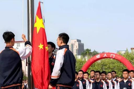 河北省秦皇岛市实验中学举行十八岁成人仪式