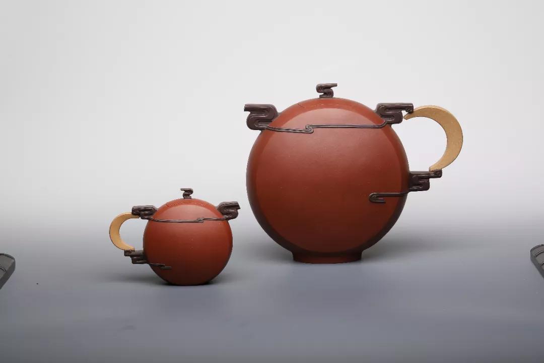 凌锡苟 | 日月同辉对壶 | 红泥紫砂壶造型精美,以形小材佳,质地独特