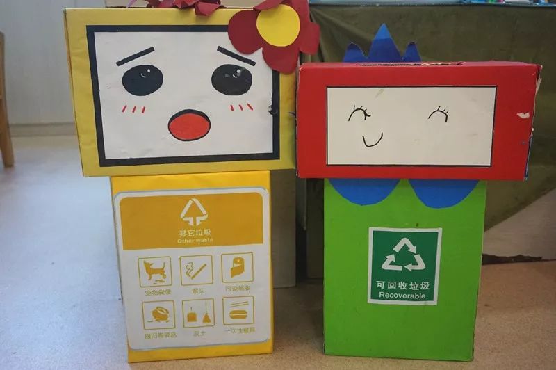 孩子们和家长制作的手工垃圾桶环顾清新干净的蓓蕾幼儿园,记者发现每