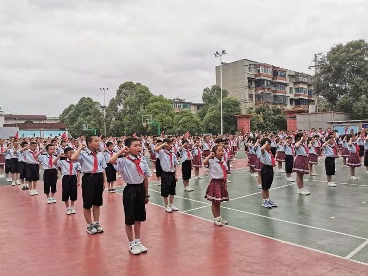 少先队建队70周年花溪区少先队入队活动