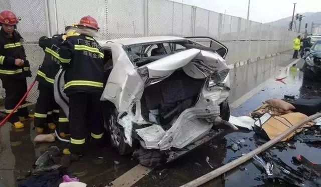 一场车祸害了两家人儿子抱着父母尸体痛苦世上除了生死都是小事