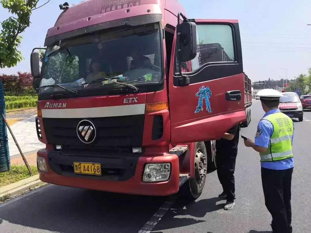 發現一臺車牌為鄂dr6r13輕型自卸貨車運輸一車木材貨物途徑此處,執法