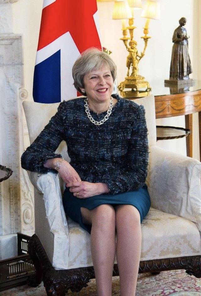 原创梅姨宣布辞任英国首相,唐宁街第一时髦精挥泪告别,优雅不输女王