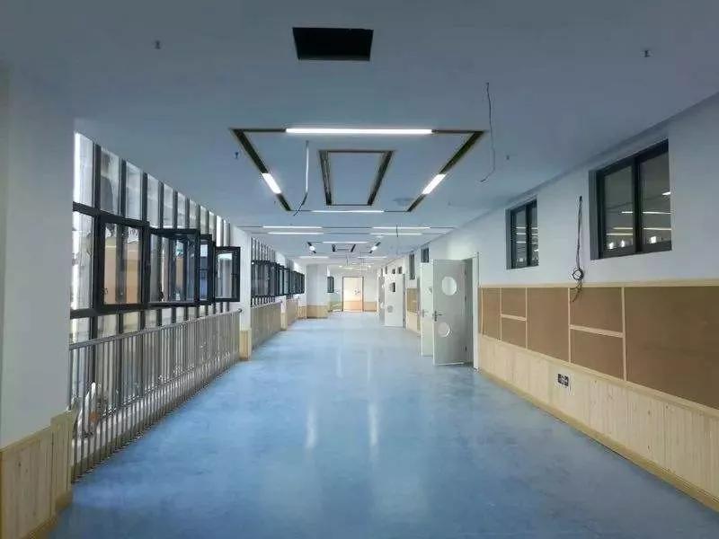 学校走廊楼梯地面瓷砖的防滑与清洁