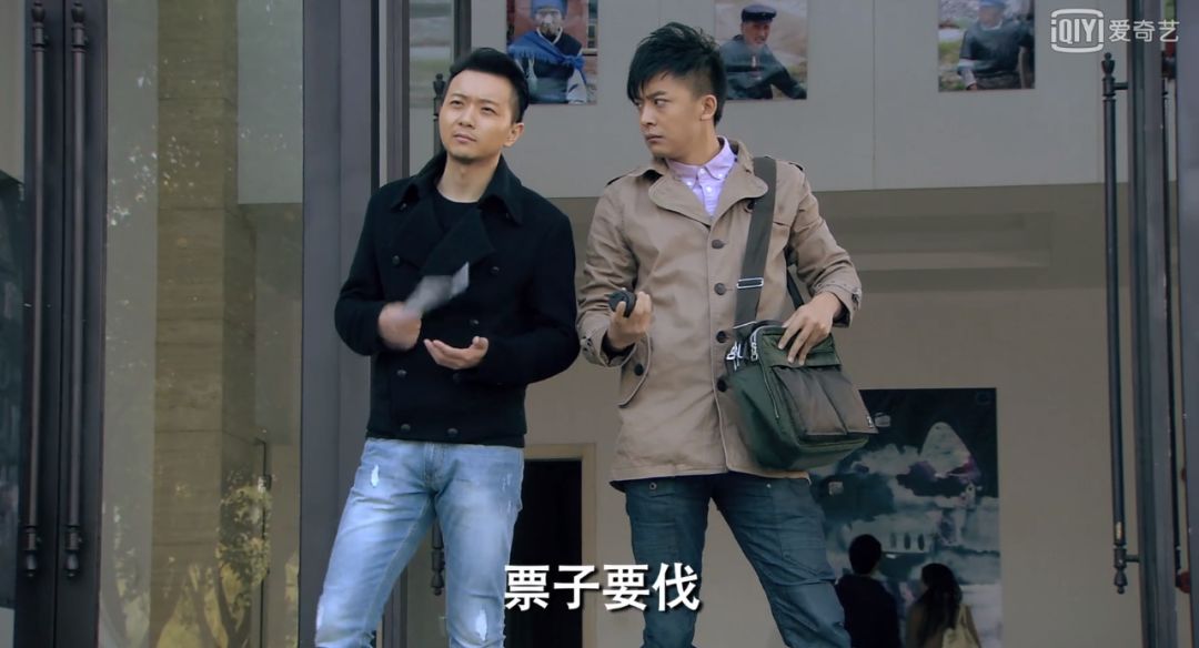 而黄牛们,还会在边上笑嘻嘻地问你一句,"旁友,票子要伐?