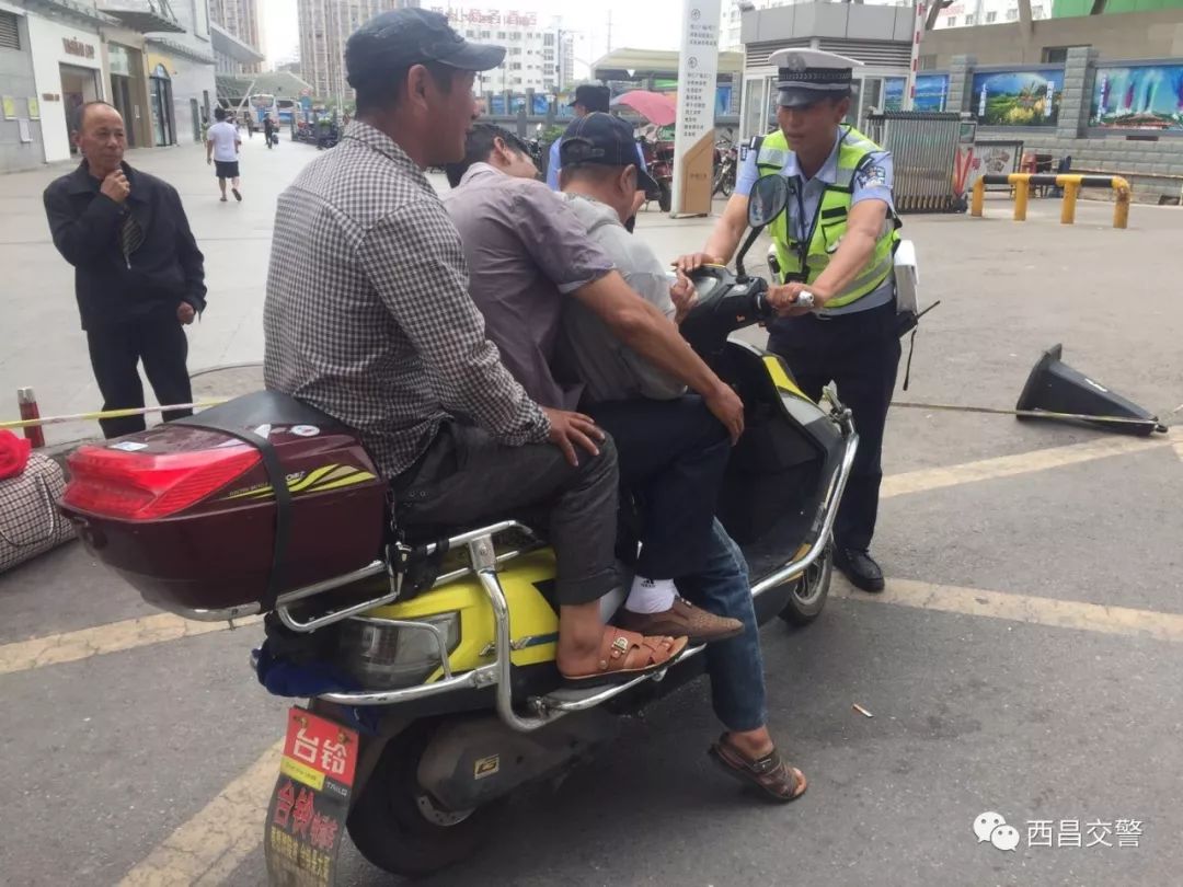 电动车超载花样多西昌交警重拳出击清理隐患