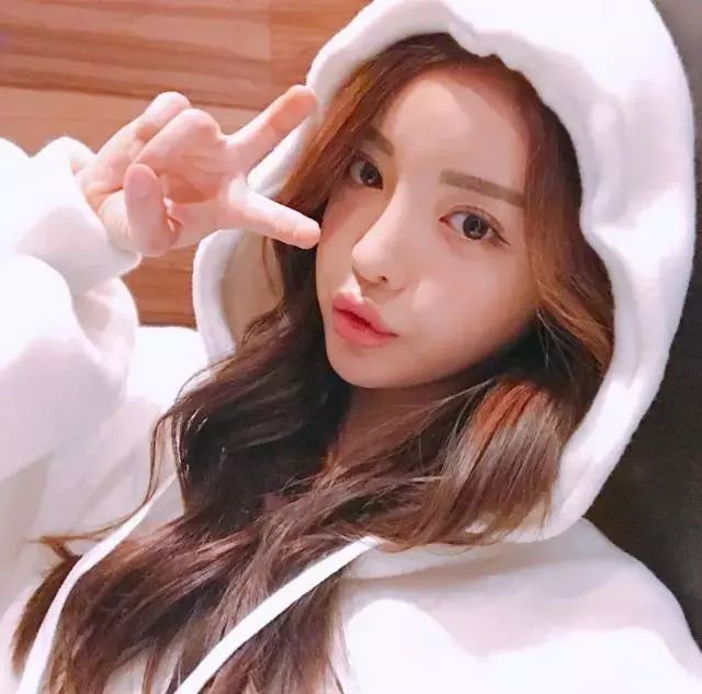 女生头像 | 能让我努力奔跑的,除了倾盆大雨,还有你