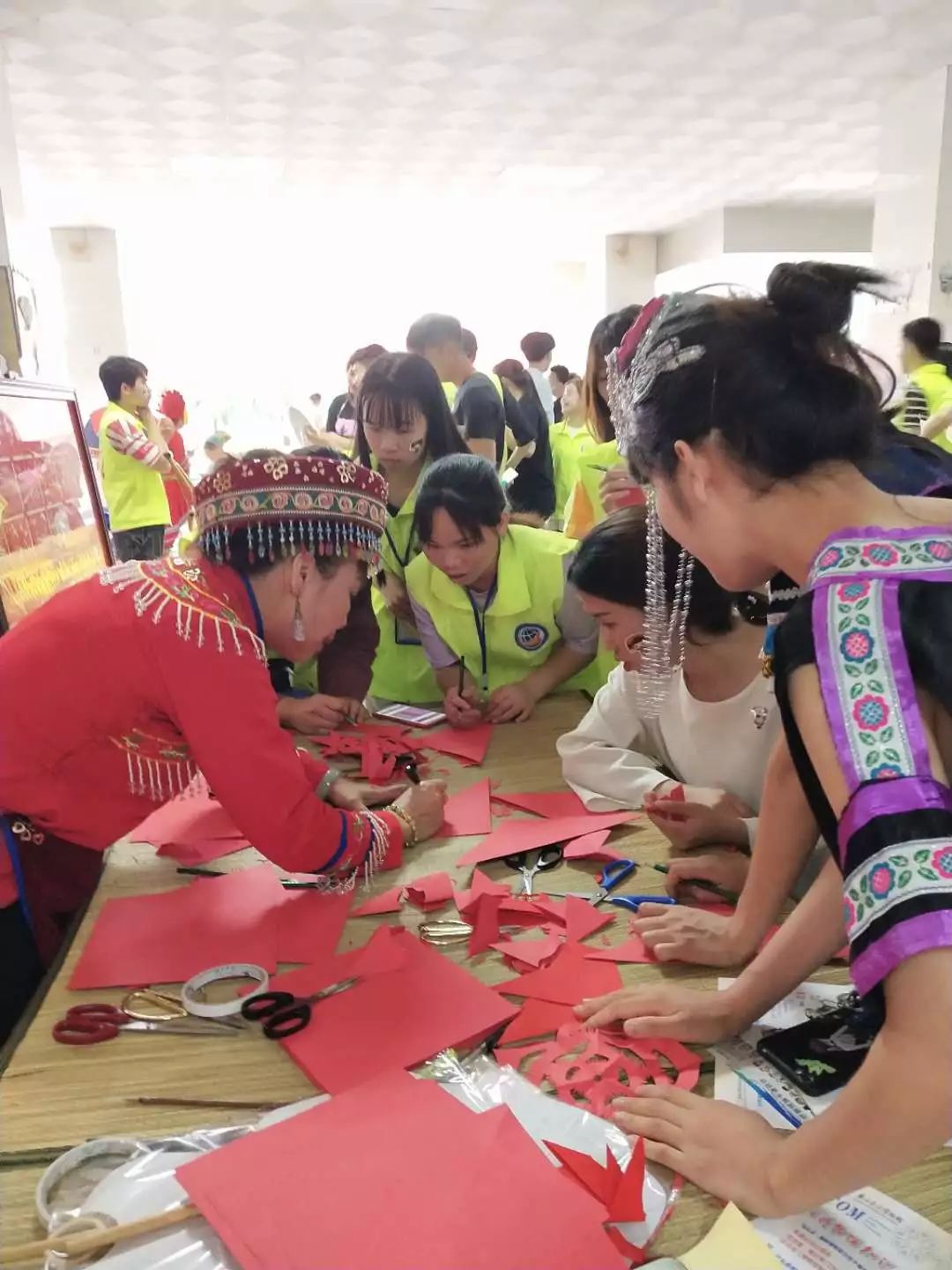 仫佬族剪纸技艺体验1主持人带领交流团参观现场各个展台皮影戏又称