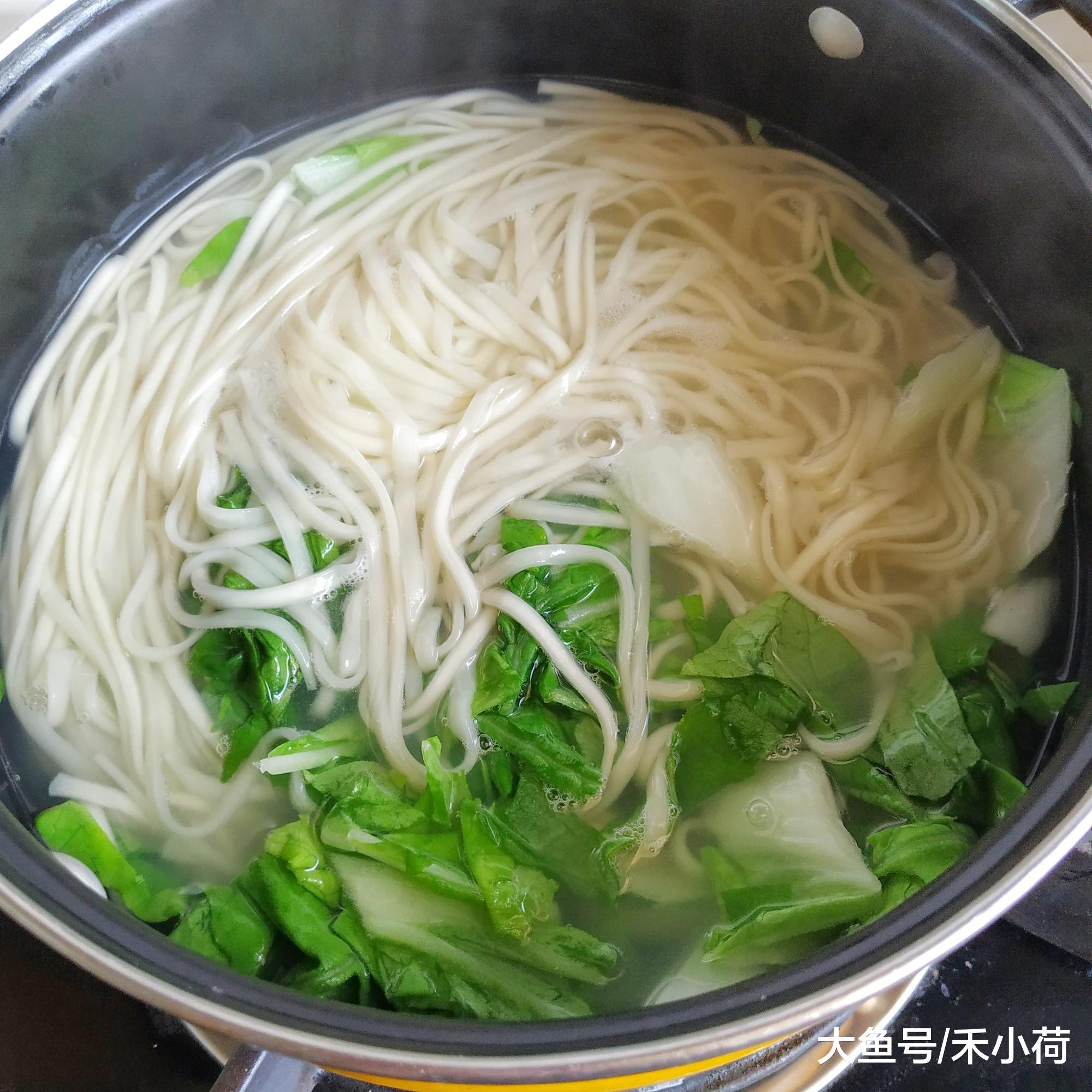 天热孩子没食欲,试试这碗面,营养又开胃,一大碗5分钟就吃光