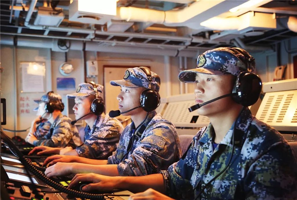 东部战区海军上演的这场海上实战化训练场面震撼