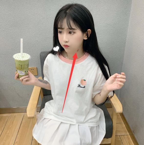 杨清柠萝莉打扮却纹上了花臂反差萌很可爱