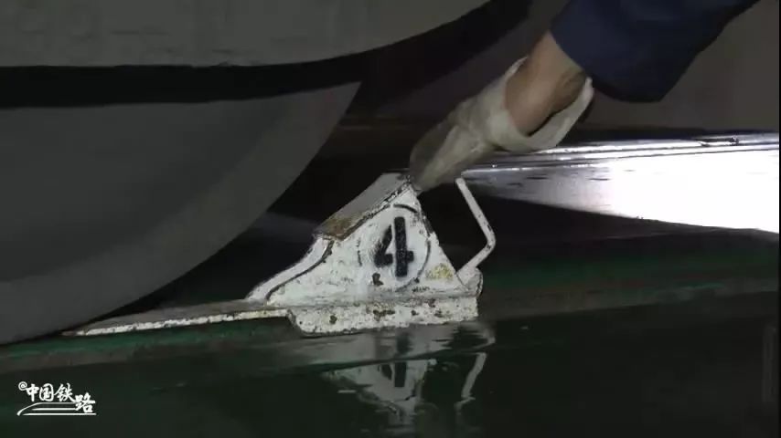 湛江64海口高铁中间有着几十公里的海峡怎么建答案来了