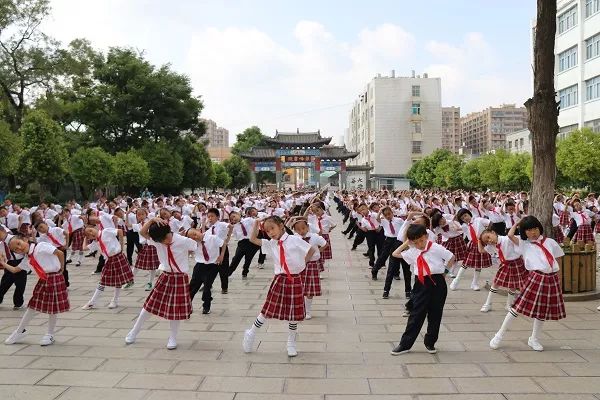 陆良文化小学自编韵律操舞动大课间