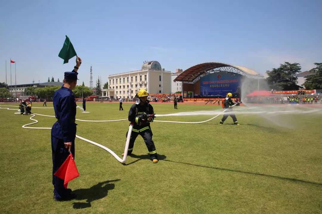 不堕凌云志健儿当自强崇明区举行首届综合性消防救援队伍暨社会应急