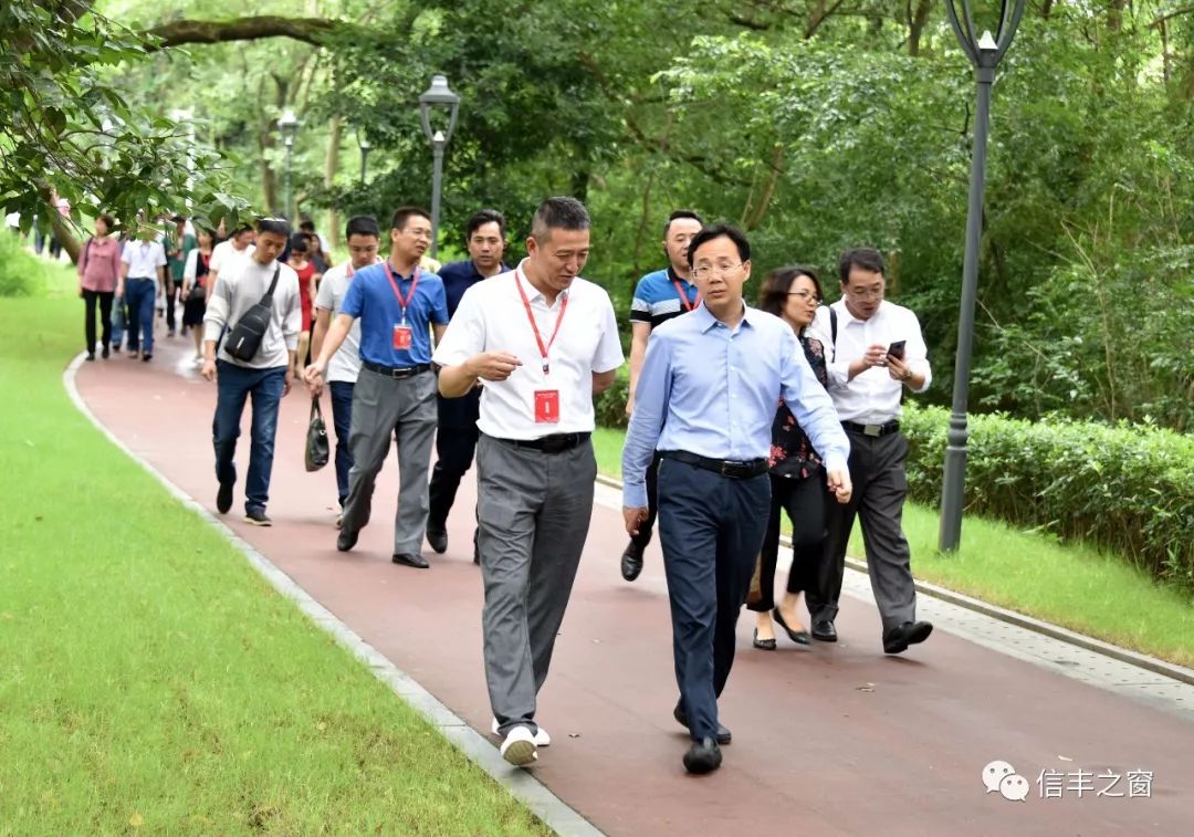 向全国各地的近百名专家和企业家推介信丰,刘勇书记这样介绍