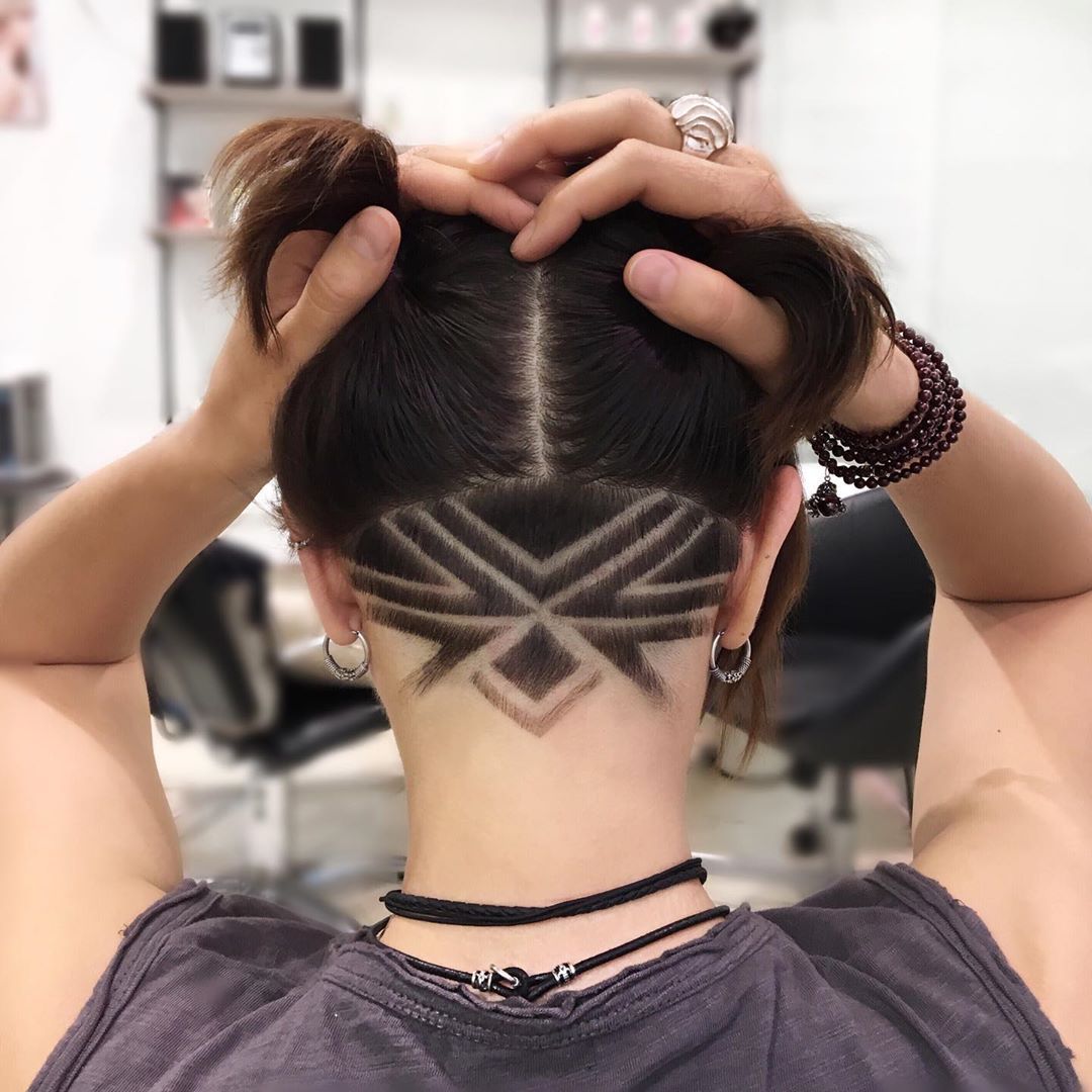 雕刻发型(hairtattoo)是近年来在国外兴起的美发潮流,又称刻发,发刺青