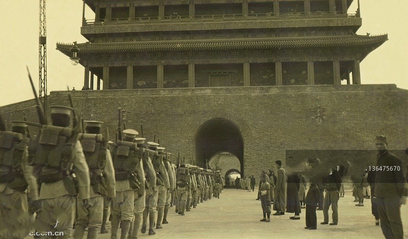 北洋时代的事袁世凯葬礼国丧规格张勋的辫子军行进在北京街上