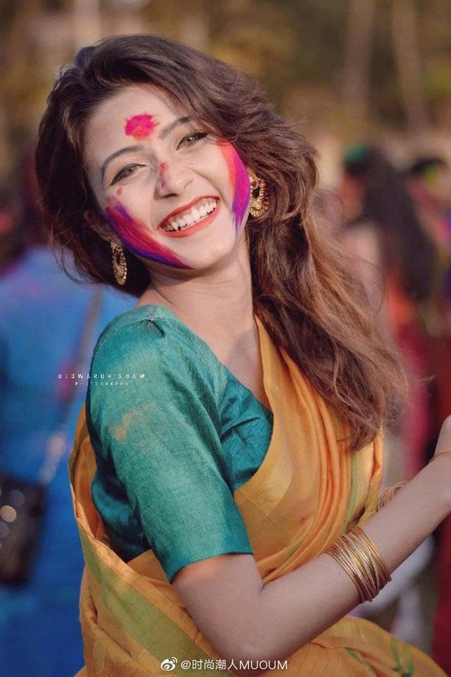 在印度的传统节日胡里节上摄影师发现了一双橄榄绿色瞳孔的女孩