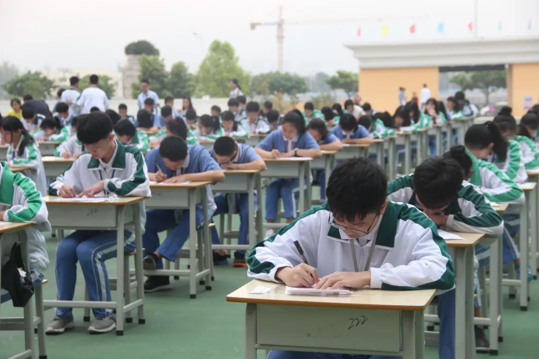 二,一所全封闭寄宿制的学校