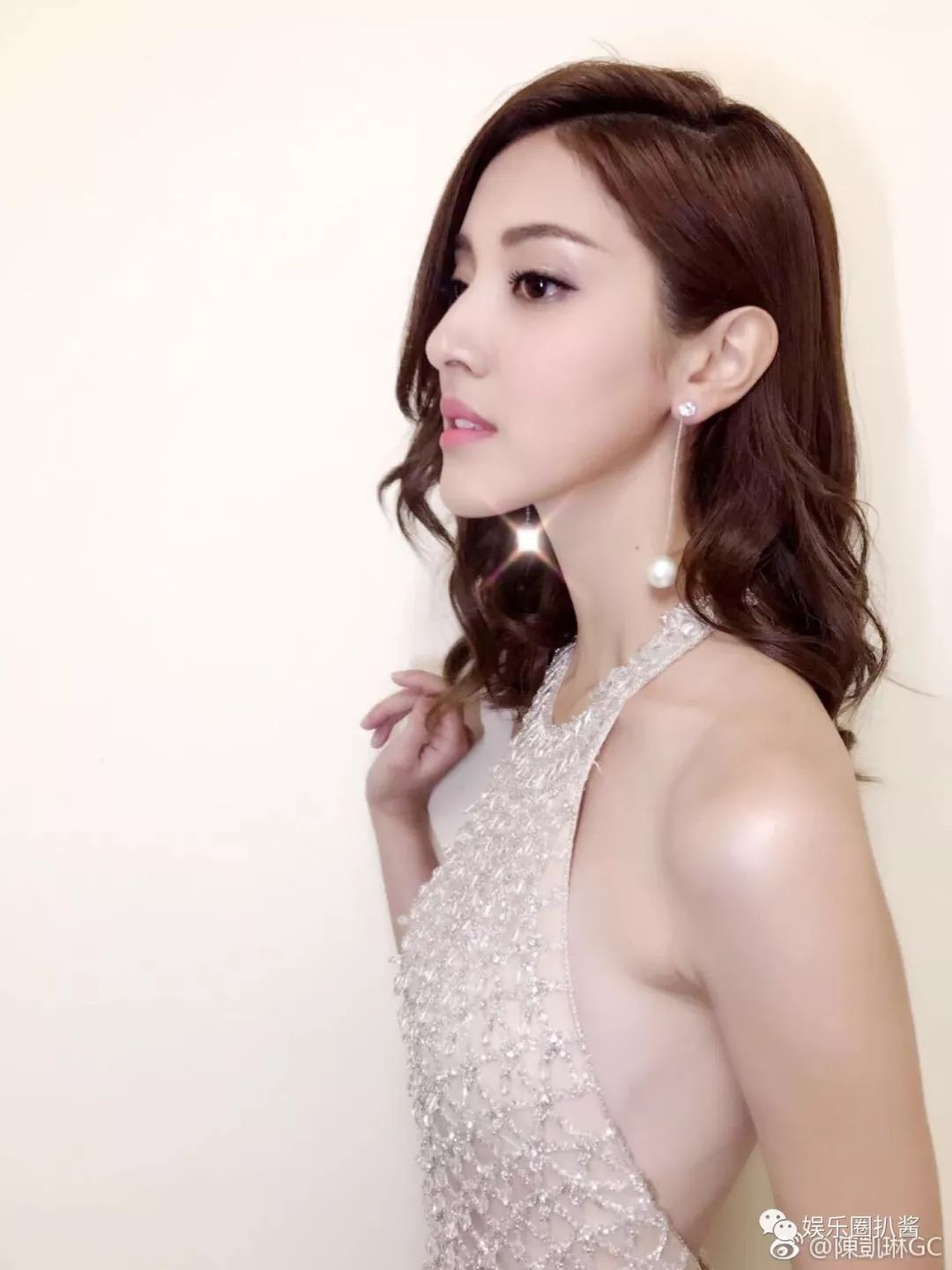 他之前有过一段时间疯狂追求2013年的港姐陈凯琳,陈凯琳被称为是史上