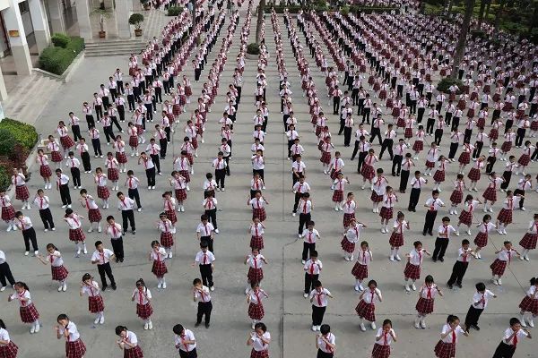 陆良文化小学自编韵律操舞动大课间