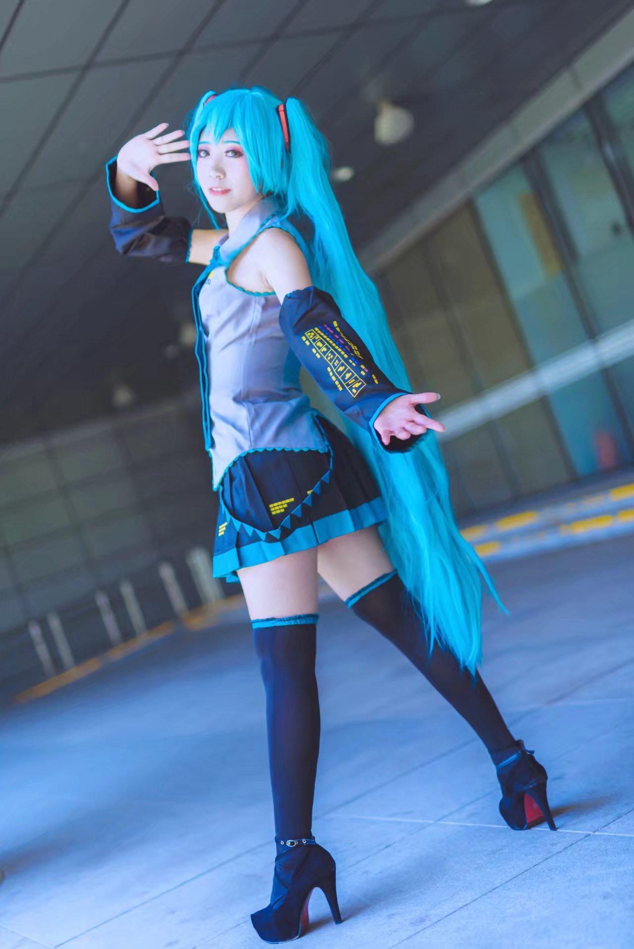 cos长长的海蓝色双马尾初音未来