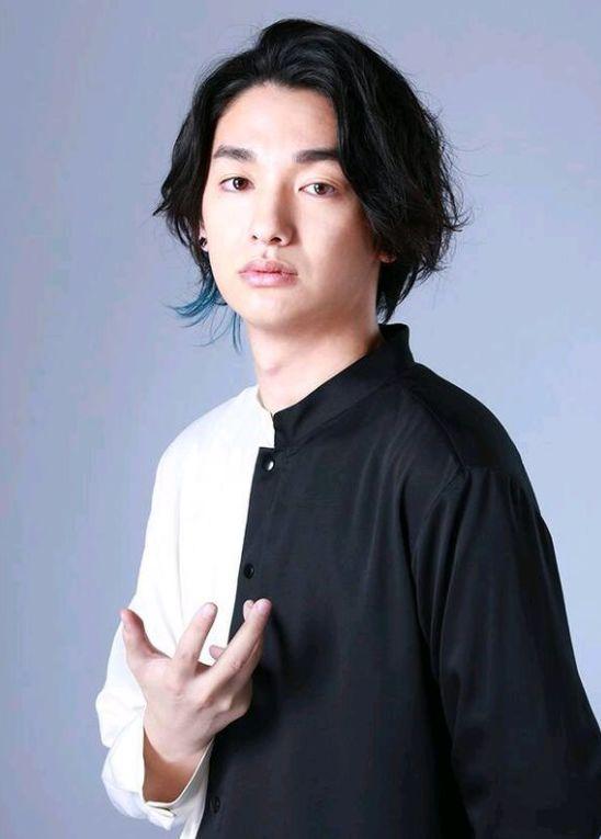 而且还公布了托雷基亚奥特曼的人间体雾崎,雾崎从外表看上去黑白两半