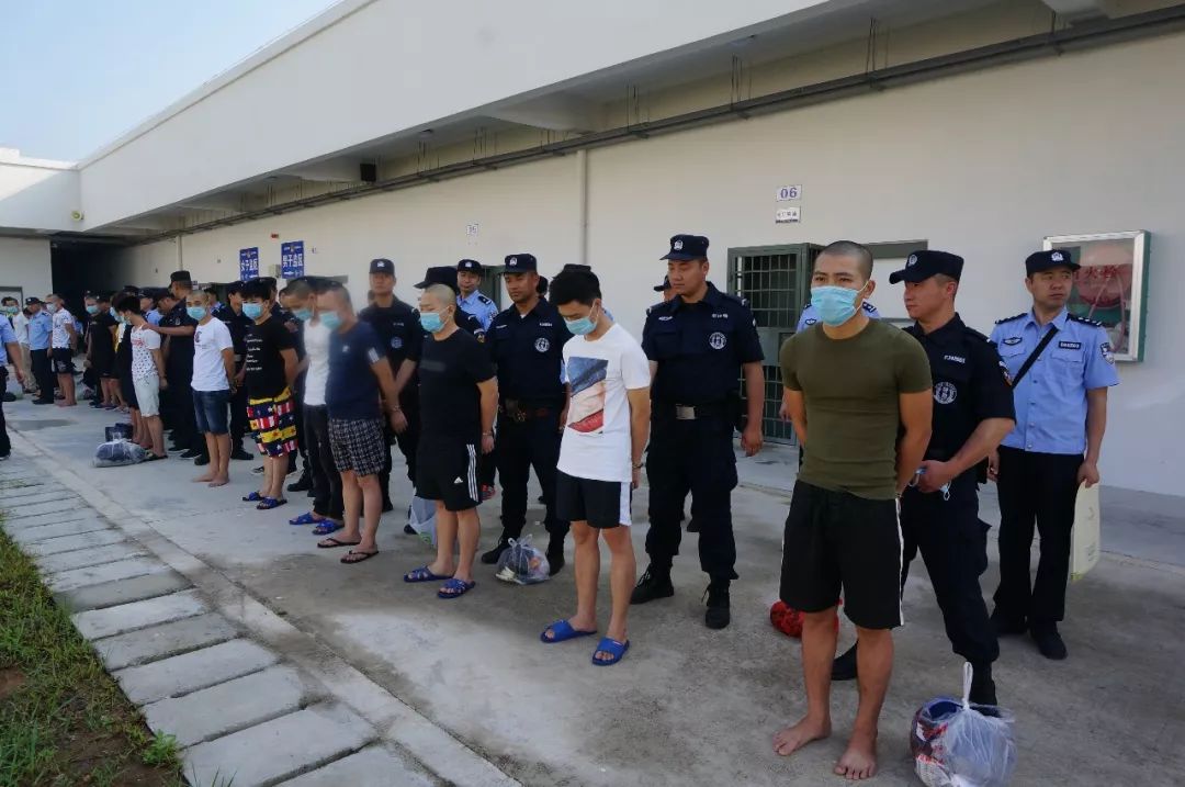 跨山越海 千里押解——淮安警方从海南抓回27名通讯网络诈骗犯罪嫌疑