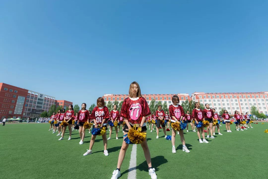 黑龙江外国语学院运动会挥洒汗水展示青春风采