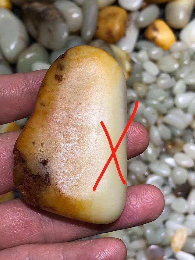 新疆小姐姐给大家讲讲和田玉籽料都有哪些特征