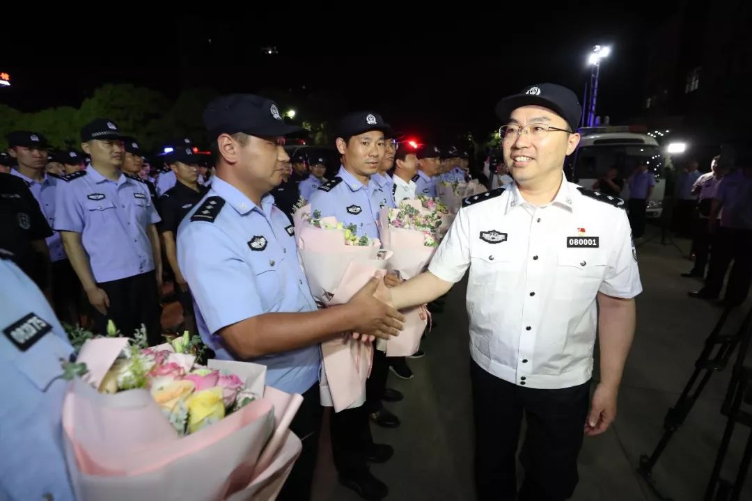 跨山越海 千里押解—淮安警方从海南抓回27名通讯网络诈骗犯罪嫌疑