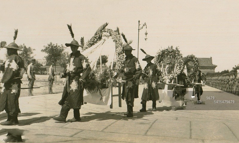 北洋时代的事袁世凯葬礼国丧规格张勋的辫子军行进在北京街上