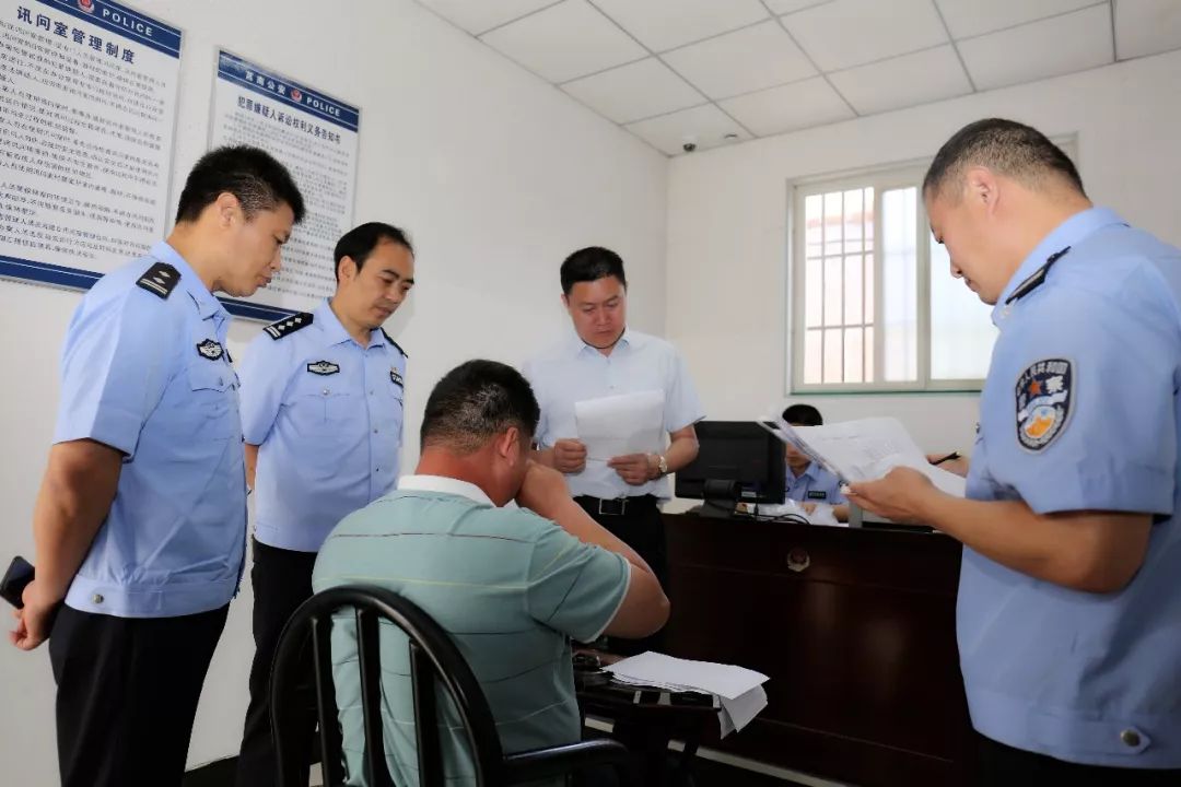 当天清晨,莒南警方成功打掉了一个盘踞在鲁南高铁施工现场的重大涉恶