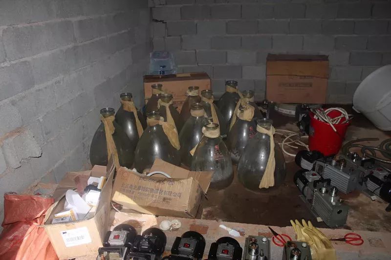 案发现场的原料,设备及制毒工具.