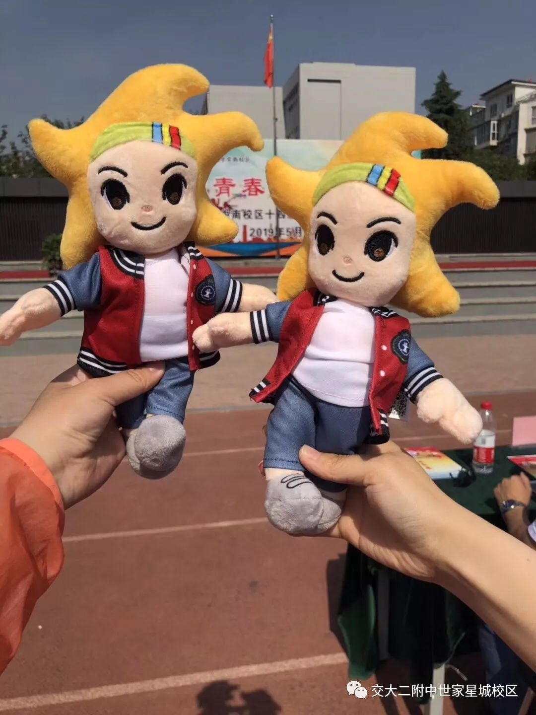 学校吉祥物——星城娃娃之一(诚诚)语文组长孔晓兰老师宣布文艺汇演