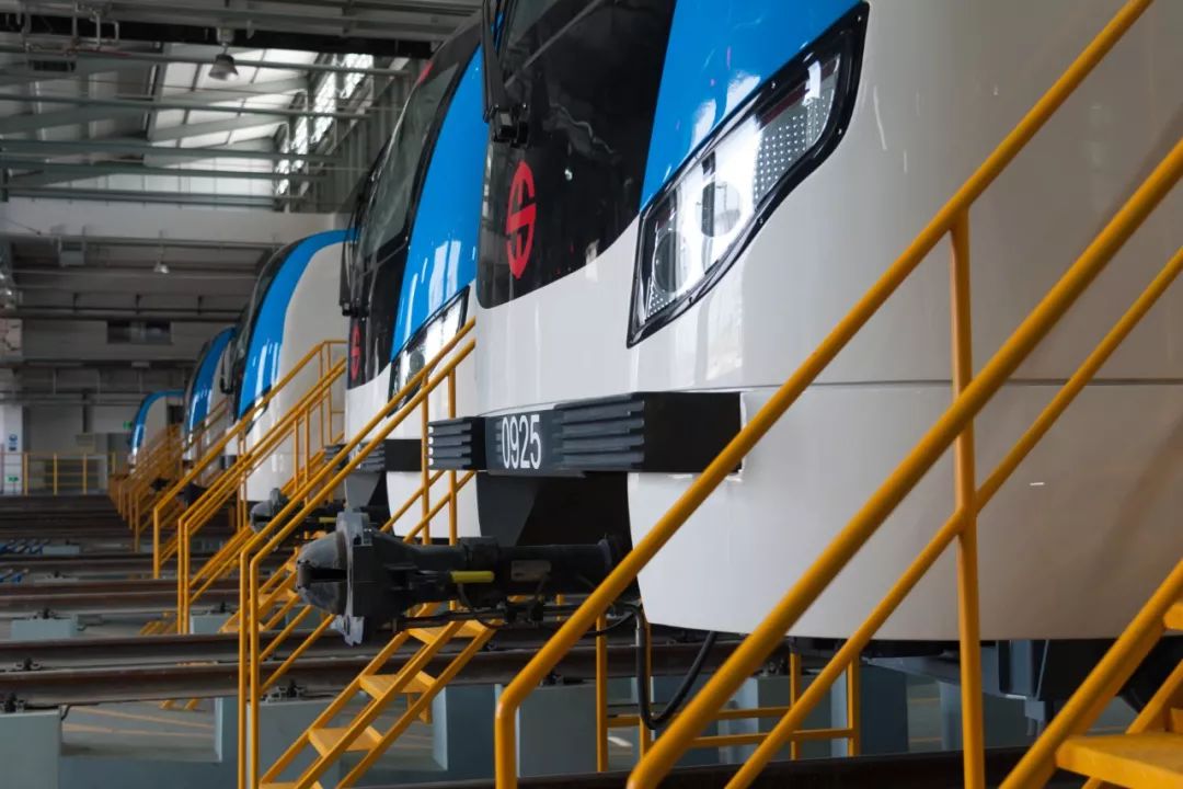 "大连造"沈阳地铁9号线今天正式开通_列车