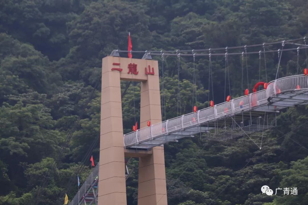 要登上玻璃桥咯小心脚下!