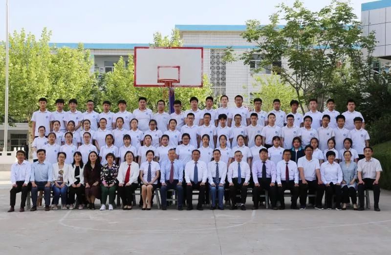 龙山中学校园定格十五岁青春正当时肥城市龙山中学初三年级毕业照合影