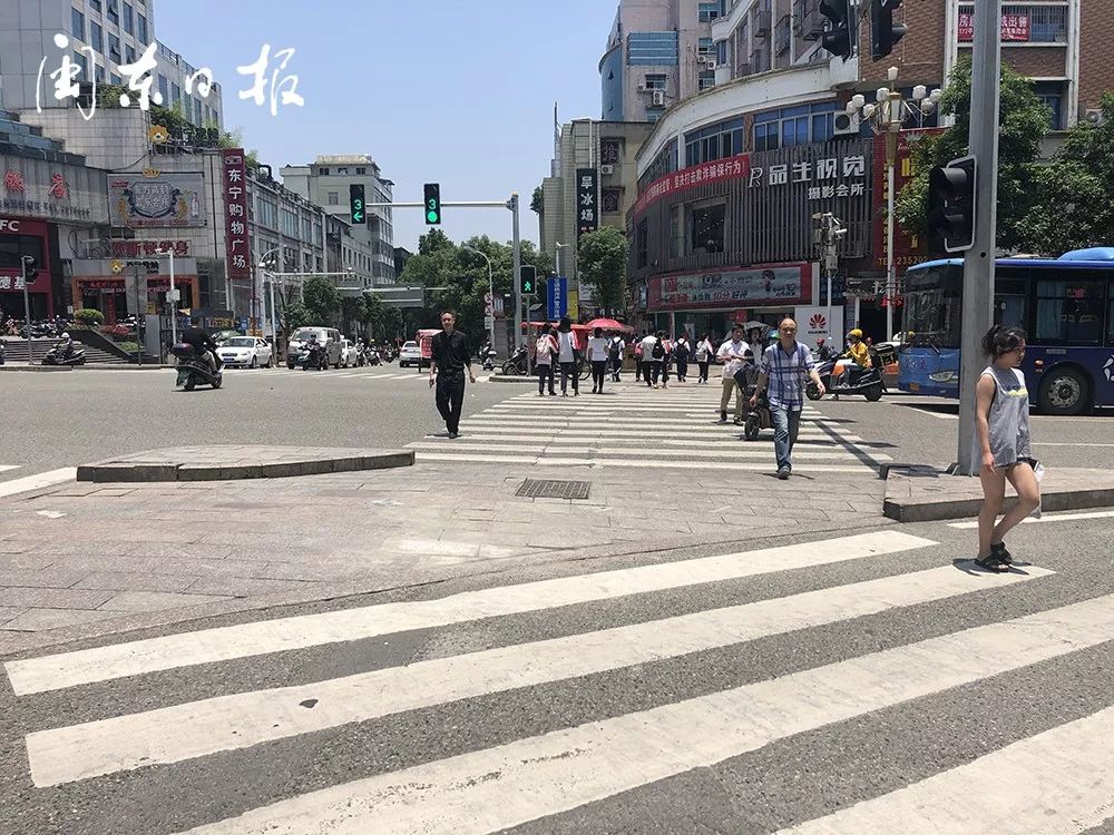 宁德多处地砖塌陷,缺失,破损路面已修复_十字路口
